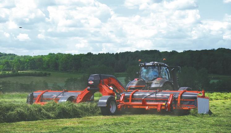 Situé en haut de la gamme, le Merge Maxx 1090 de Kuhn offre une largeur de travail de 11 mètres en andain central. 