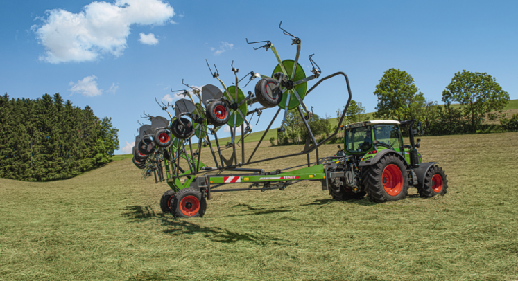 Machine robuste, la faneuse Lotus s’utilise pour tous les types de fourrages. Elle est commercialisée en trois modèles : porté d’une largeur de 7,70 m ou traîné en 10,20 ou 12,50 m de large.