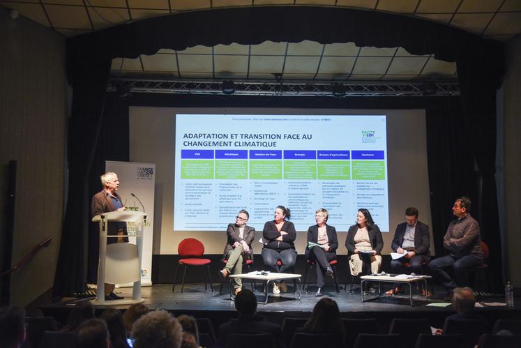 Le 21 avril, à La Chapelle-Saint-Mesmin (Loiret). Les contributions issues du travail des trois ateliers thématiques sur le projet de PLOAA ont été synthétisées lors de cette plénière de restitution.