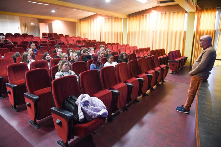 Le 2 mai, à Mignières. Le président de l'association Asie, Alain Payen (à d.), a présenté les vidéos auxquelles les étudiants de Franz-Stock ont participé.