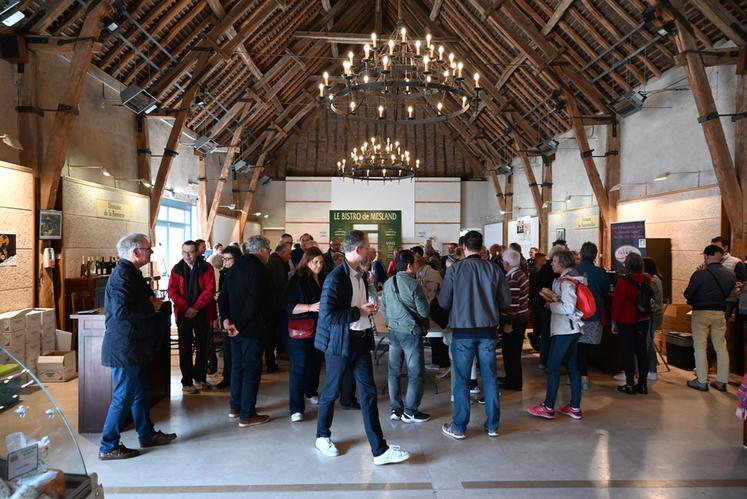 Samedi 29 avril à Onzain. De nombreux touristes et curieux ont assisté à l'inauguration du Salon des vins touraine-mesland.