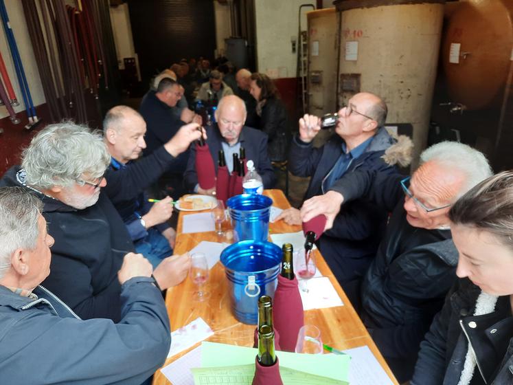 Mardi 25 avril, à Veuzain-sur-Loire. Le Concours des vins touraine-mesland s'est déroulé au Domaine Rabelais en présence d'une trentaine de jurés.