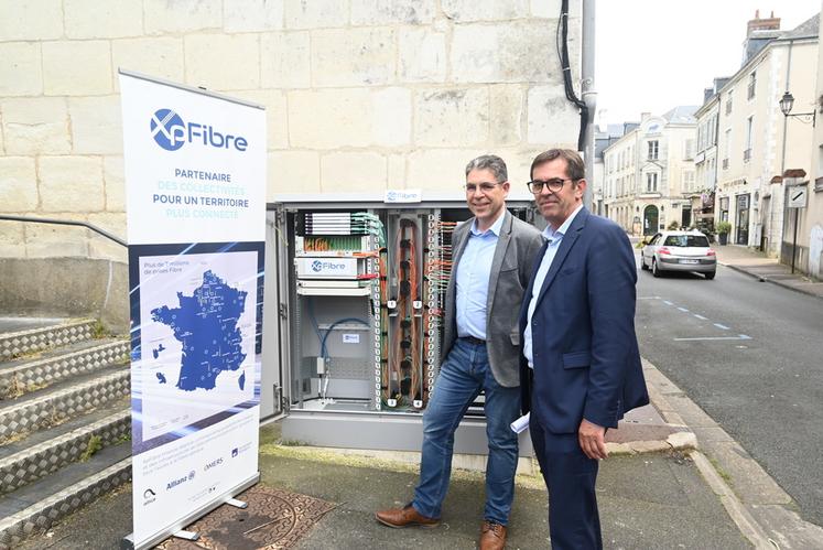 Jeudi 4 mai, à Vendôme. Gilles Gavet, de XpFibre, et Franck Coudrieau, délégué régional Altice, ont présenté, devant un point de mutualisation, les avancées concernant la fibre sur le territoire.