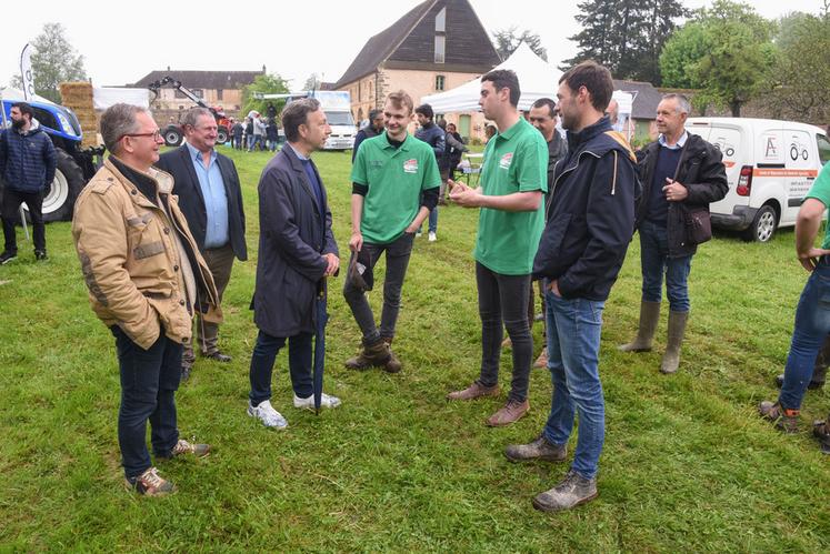 Dimanche 7 mai, à Thiron-Gardais. L'animateur Stéphane Bern (3e à g.) est venu en voisin participer à l'inauguration officielle de l'opération Plus belle la campagne organisée par Jeunes agriculteurs du canton de Thiron-Gardais.