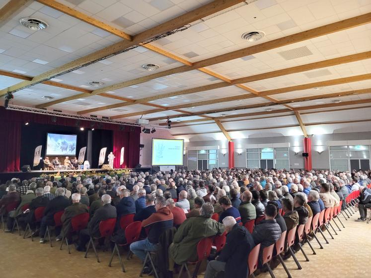 Samedi 15 avril, à Sully-sur-Loire. Environ 700 chasseurs étaient présents lors de l'assemblée générale de la Fédération départementale des chasseurs.