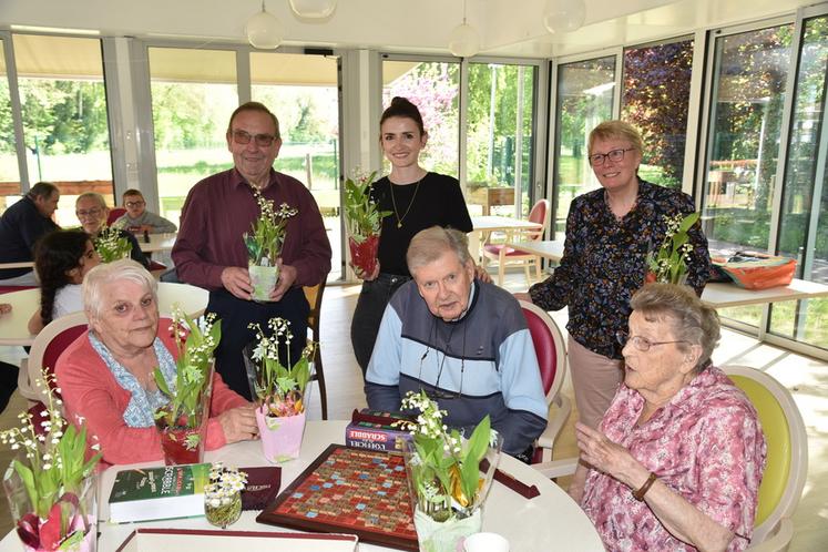 Varennes-sur-Seine, mercredi 3 mai. Jeux de société, goûter et remise de muguet, un après-midi convivial à la Marpa avec les enfants du centre de ­loisirs. 