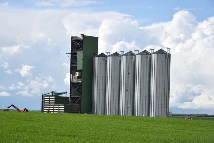 À Léouville, les premières cellules du silo de la coopérative d'AgroPithiviers sont en place. Au total, quinze cellules seront installées : cinq de 1 000 tonnes et dix de 500.