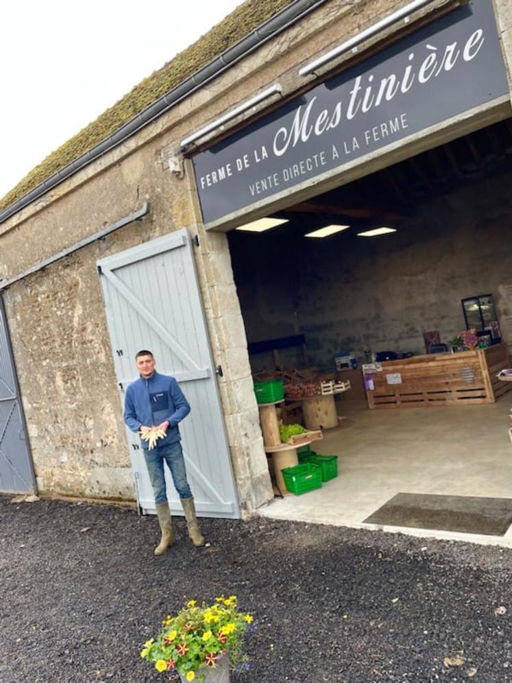 Clément Lefaucheux s'appuie sur sa sœur pour la vente d'asperges à la ferme.