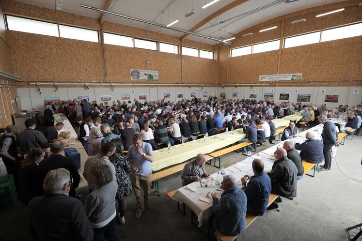 Près de 300 anciens élèves étaient réunis pour un repas convivial.