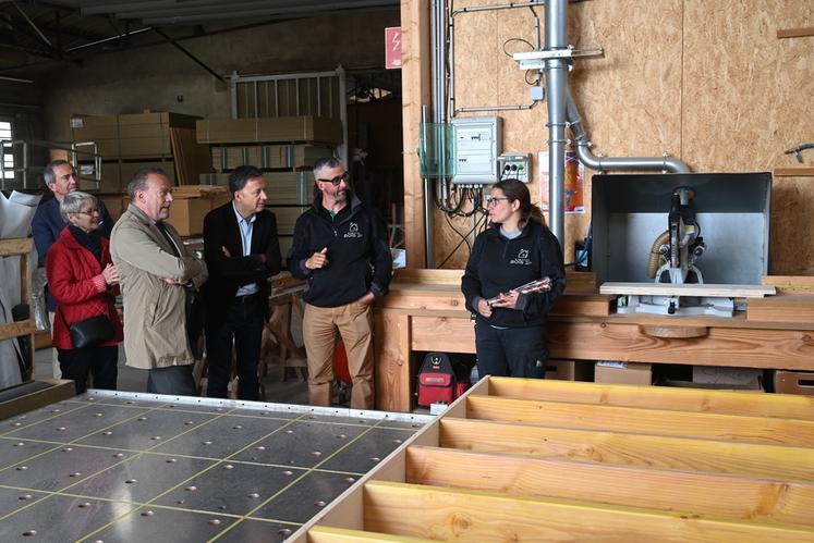 Mardi 9 mai, à Blois. Christophe Degruelle, président d'Agglopolys, et Marc Gricourt, maire de Blois, ont visité les locaux de Maisons Bois 2F et un chantier en cours.