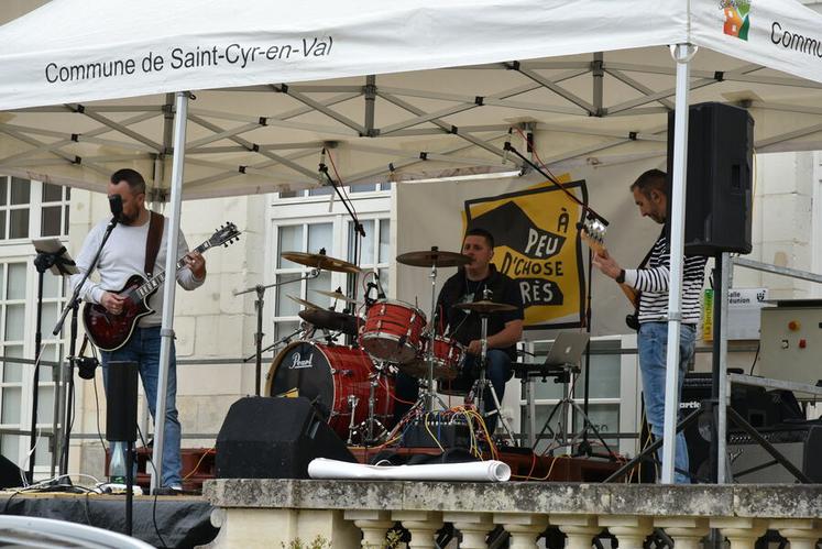 Quatre groupe musicaux se sont succédé durant les deux jours d'événement. Ici le groupe rock essentiellement de reprises À peu de chose près, en pleine répétition.