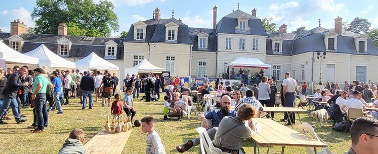 Comme l'année dernière, la Fête de la bière artisanale avait lieu dans le parc du château de la Jonchère, à Saint-Cyr-en-Val.
