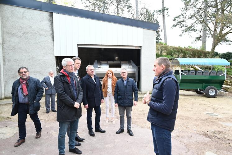 Le 16 avril dernier, à Villiers-sur-Loir. Les élus du Vendômois étaient présents lors des portes ouvertes du réseau Bienvenue à la ferme afin de découvrir le vignoble de Florent Jumert.