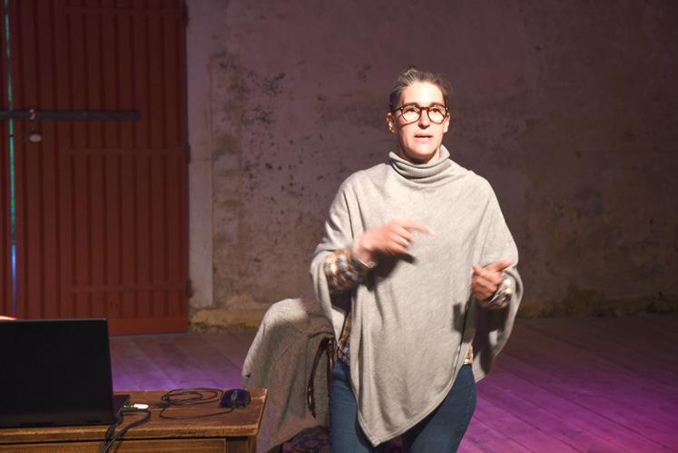 Vendredi 5 mai, à Saint-Ange-et-Torçay. Marie-Laure Cuisset n'a rien caché de son métier.