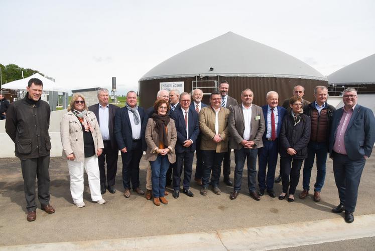 Le 12 mai, à Tremblay-les-Villages. Ceux qui ont facilité la mise en œuvre du méthaniseur Theuvy Biogaz entourent Jean-Baptiste Gouin et Antoine Minard.