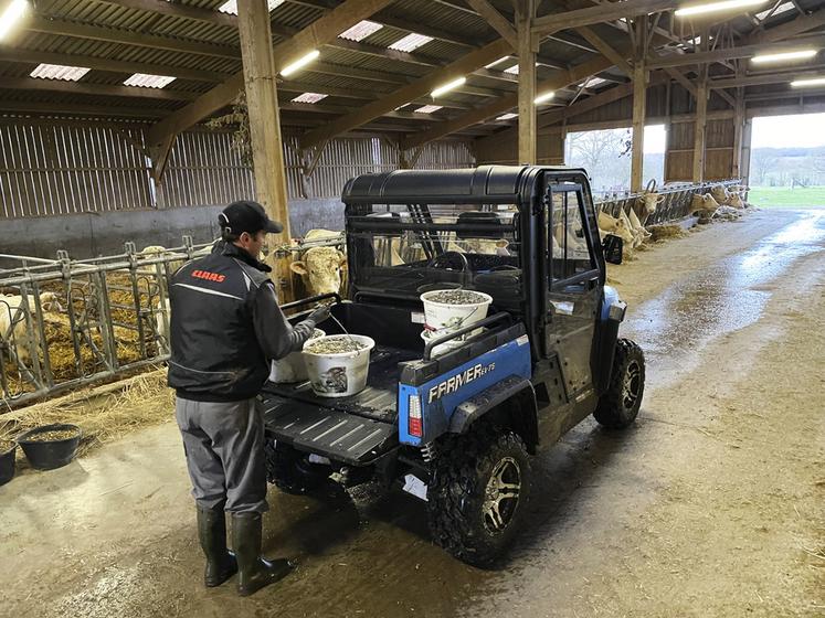 Ce SSV électrique dispose d'une petite benne à la charge utile modeste. 