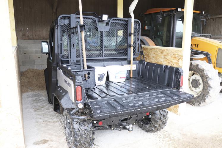 Les accessoires adaptables dans la benne des SSV peuvent faciliter le transport d'outils.