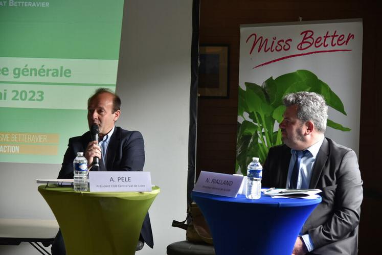 Mardi 16 mai, à Mareau-aux-Bois. Alexandre Pelé et Nicolas Rialland, représentants de la CGB, ont animé la matinée d'assemblée générale.