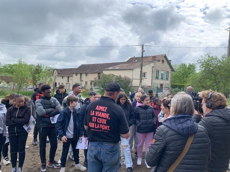 Jeudi 11 mai, à Nanteau-sur-Lunain (Seine-et-Marne). Après une visite matinale à Rungis, les collégiens découvrent les élevages bovin et ovin de David Tourte.