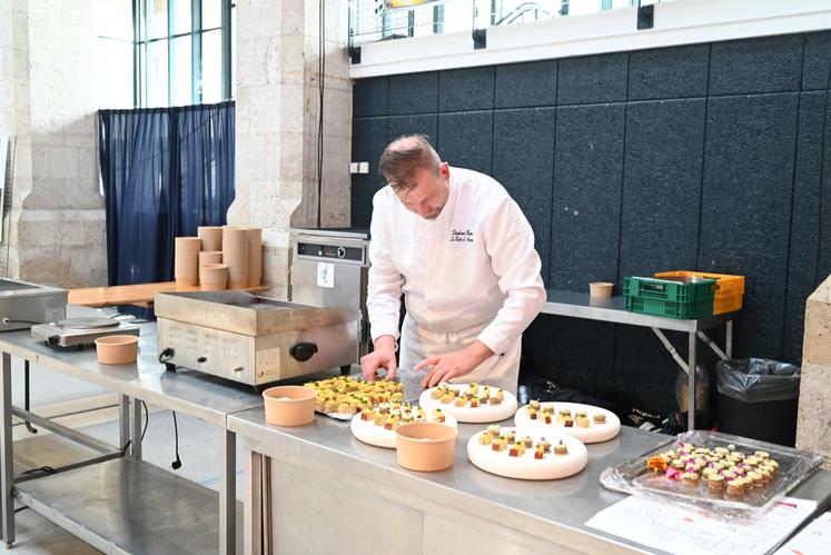 Le chef Stéphane Bureau, du restaurant La Botte d’asperges à Contres, et son équipe ont préparé de nombreux mets succulents, confectionnés avec des produits locaux.