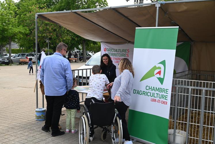 Sur son stand, la chambre d'Agriculture de Loir-et-Cher présentait ses activités et proposait des animations aux passants.