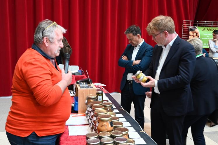 Le ministre de l'Agriculture a pris le temps de découvrir les produits locaux de chaque producteur présent. 