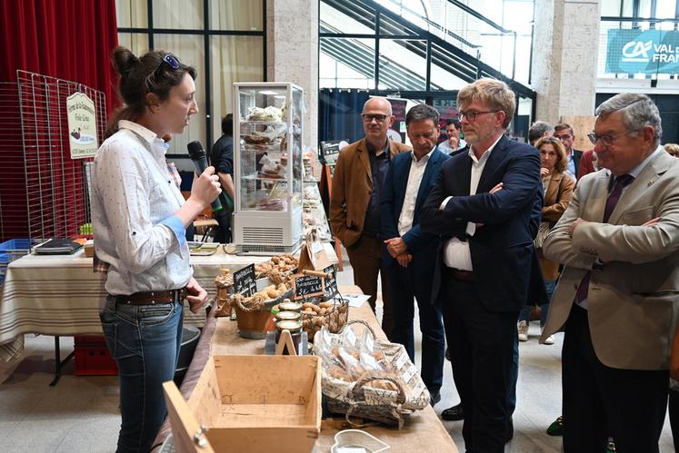 Samedi 20 mai, Marc Fesneau, ministre de l'Agriculture et de la Souveraineté alimentaire, a pris le temps d'échanger avec tous les producteurs présents.