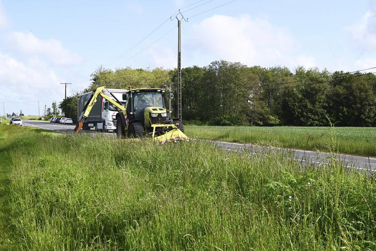 Le conseil départemental a décidé d'effectuer un fauchage raisonné aux abords des routes départementales avec une coupe relevée à 12 cm. 