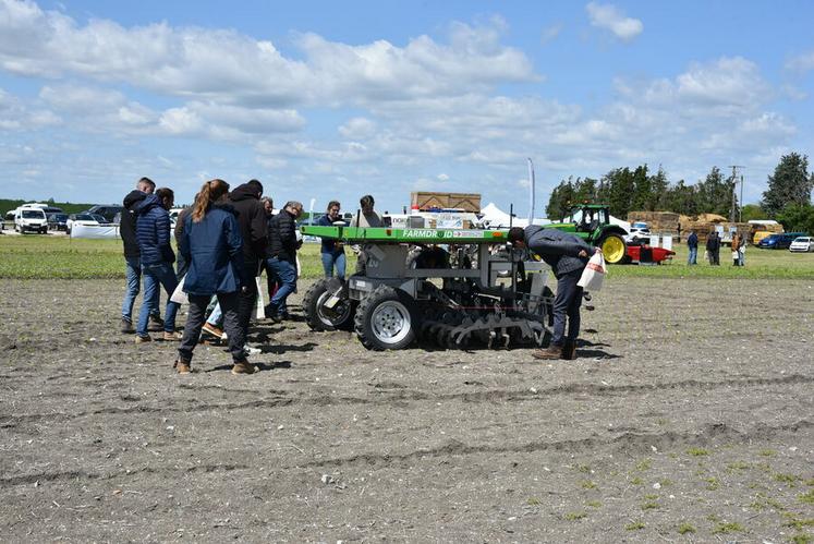 Le robot autonome FD 20 Farmdroid sème et géolocalise les betteraves afin de biner les rangs et inter-rangs en les évitant.