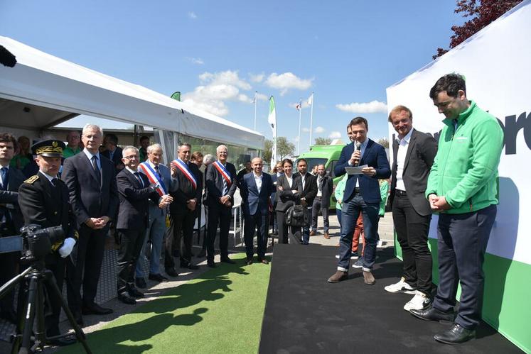 Mercredi 17 mai, à Chevilly. Guillaume Dubois et Cédric Meston, cofondateurs d’Happyvore, ont présenté leurs premiers collaborateurs au ministre. 110 personnes sont employées par l'entreprise.