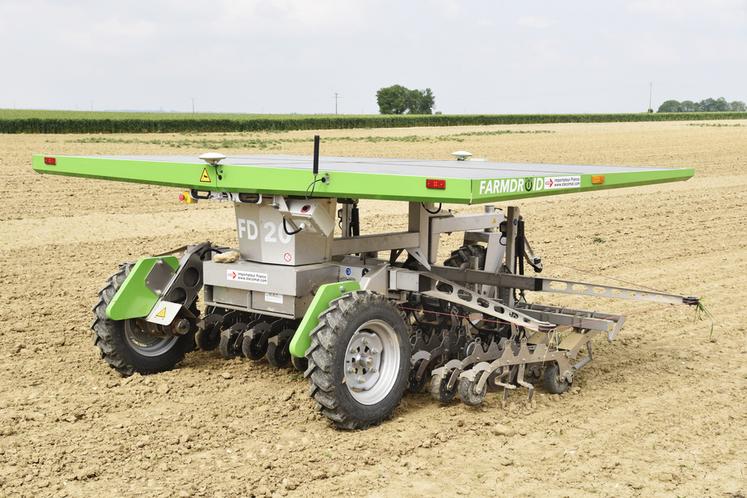 Le robot Farmdroid dans une parcelle d'oignons.