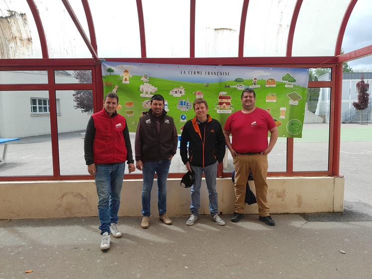 Le 11 mai, à Oucques-la-Nouvelle. Les Jeunes agriculteurs étaient présents pour échanger avec les élèves et les professeurs sur l'agriculture et ses métiers.