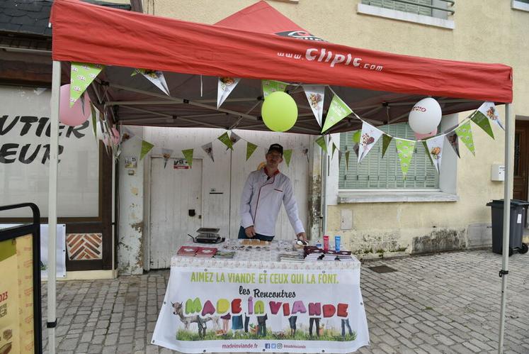 À Vitry-aux-Loges, Romain Fornaroli s'était installé devant sa boutique pour faire déguster ses produits.