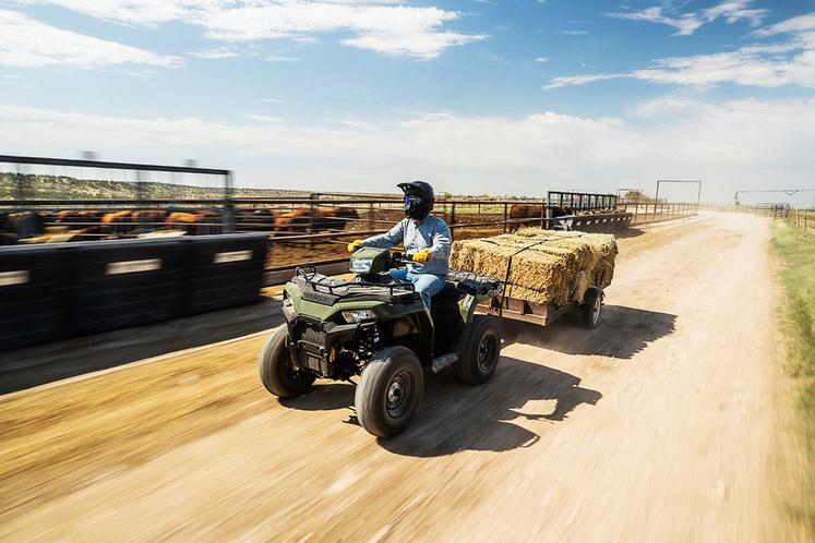 Un quad taillé pour toutes les tâches avec son limiteur de vitesse, ses porte-bagages en aluminium et sa batterie hermétique.