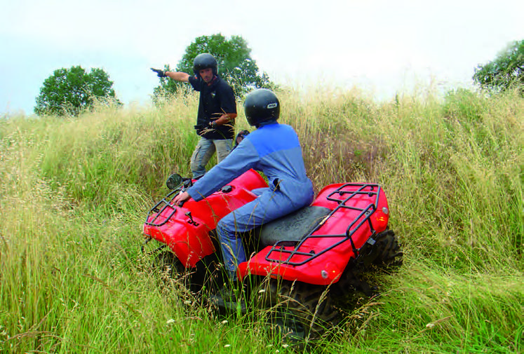 Le quad demande une participation active du conducteur qui doit apprendre à transférer le poids de son corps pour faciliter le maniement du quad et préserver sa stabilité.