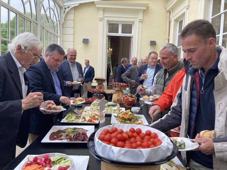 Le buffet déjeunatoire au pavillon.