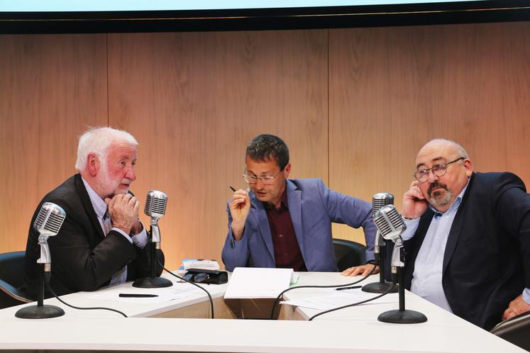 À Louveciennes (Yvelines), mardi 23 mai. Le premier plateau de Radio plaine réunissait Loïk Le Floch-Prigent (à g.) et Emmanuel Lechypre (à d.) autour de Pascal Berthelot.