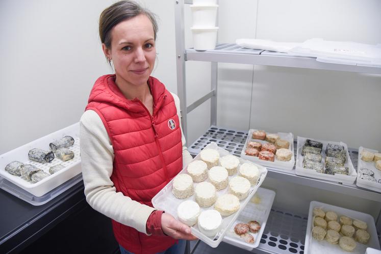 Le 11 mai, à Fontenay-sur-Eure. Manon Bauchet transforme le lait de ses chèvres en fromages et en desserts.