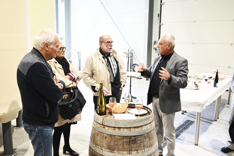 Une dégustation des vins s'est déroulée dans une ambiance conviviale. 