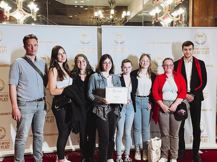 Le 25 mai, à Paris. Les six étudiantes, accompagnées de Joanym Khan (à g.), CPE au CFA de Bellegarde, ont reçu leur premier prix.