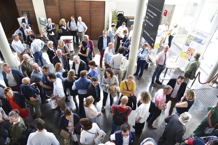 Les partenaires ont échangé avec les participants dans le hall.