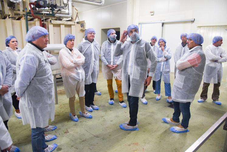 Jeudi 25 mai, à Fontaine-Simon. Les membres du campus Les Champs du possible ont visité l'entreprise Fruitofood sous la houlette de son directeur, Pierre-Yves Copy (au c.).