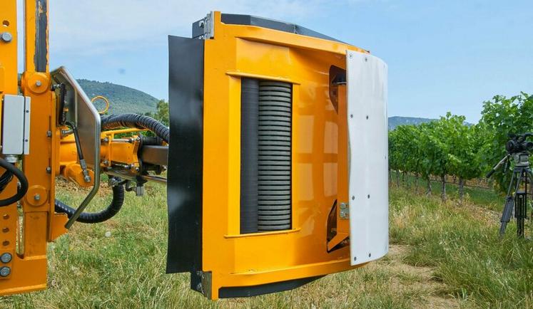 Pellenc propose un palpeur sur sa tête d'effeuillage pour automatiser la pression exercée sur le feuillage.