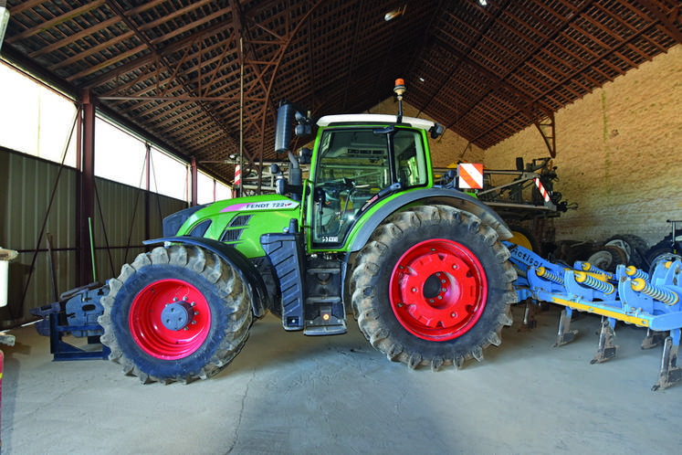 Pour qu’une EARL puisse bénéficier d’une exonération des plus-values, en cas de revente de matériel, deux conditions sont à remplir : la société doit avoir au moins cinq ans d’activité et le chiffre d’affaires moyen doit être inférieur à 250 000 euros.