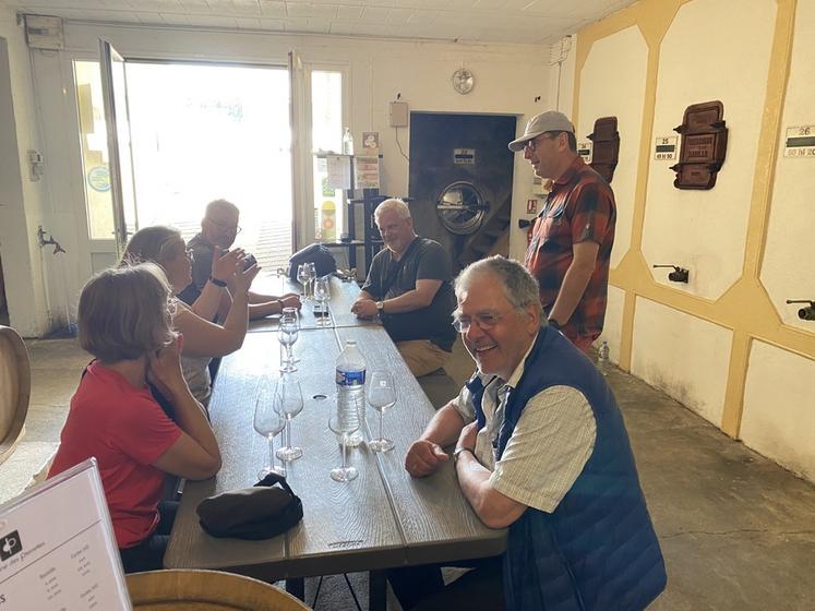 Après la visite du domaine, les participants, qui avaient tous amené leur pique-nique, ont prolongé la dégustation lors du déjeuner en compagnie du vigneron.