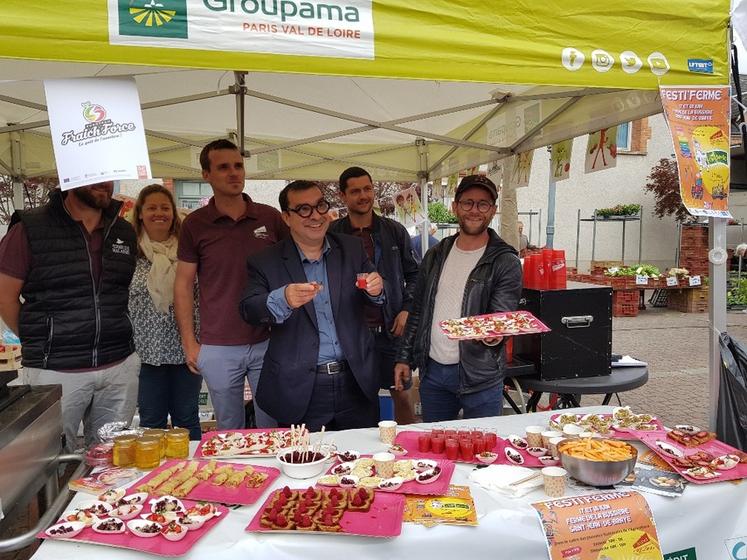 Le député loirétain Richard Ramos était présent lors de cette rencontre amicale avec les divers producteurs.