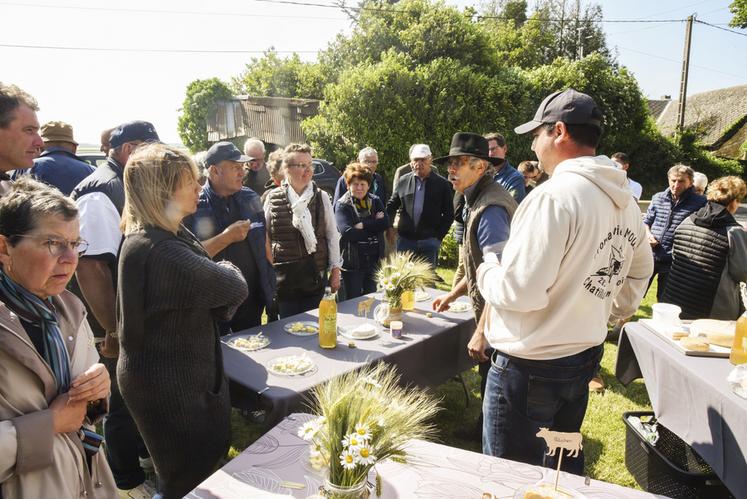 Vendredi 2 juin, à Châtillon-en-Dunois (Eure-et-Loir). Anthony Moulin (à d.) a proposé la dégustation de ses excellents fromages de vache : bleu de Beauce, tomme de Beauce et Patichon, qu'il produit comme son père (chapeau) le faisait avant lui.