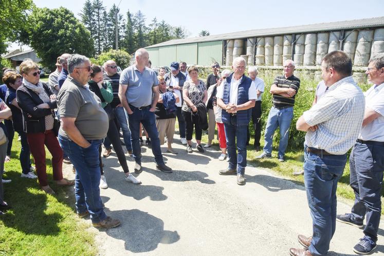 IIsabelle et Jean-Marie Cœuret (au c.) ont exprimé leur passion pour le cheval percheron qu'ils élèvent au sein de leur ferme depuis 1998.