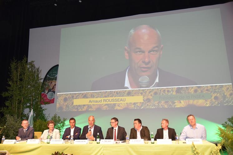 Provins, mardi 30 mai. Arnaud Rousseau, entouré du bureau de la FDSEA 77, a répondu aux questions de la salle.