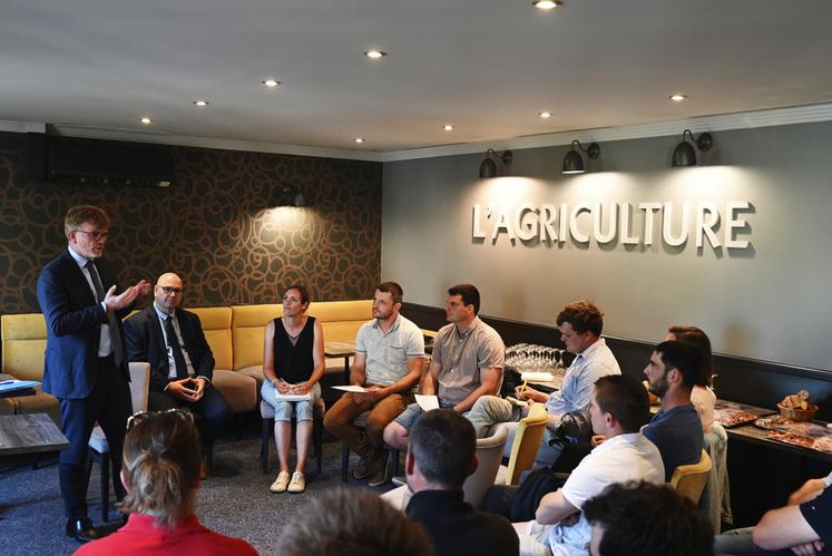 Vendredi 2 juin, à Blois. Marc Fesneau, ministre de l'Agriculture, accompagné du préfet François Pesneau, a échangé sur des sujets d'actualité avec une vingtaine de Jeunes agriculteurs.